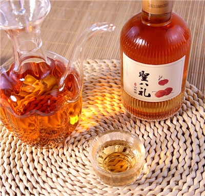 ʥ�˶YŮʿ�Ͷ����12���r���l(f��)�͹���330mlƿ�b�ǽ���΢��ɽ髾�