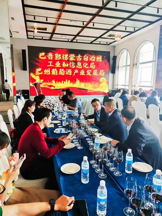 新疆焉耆盆地葡萄酒產(chǎn)業(yè)推介會在成都成功召開 新疆焉耆盆地葡萄酒產(chǎn)業(yè)推介會在成都成功召開